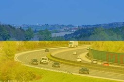 in den Nationalfarben der Ukraine eingefärbtes Bild einer Autobahn